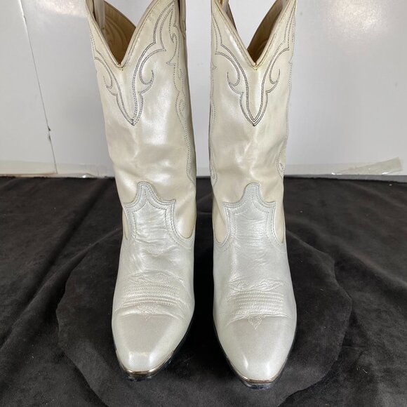 Dingo Women's 6.5 Two Toned,  Pearlescent white and rich cream color, silver toe - Picture 1 of 9